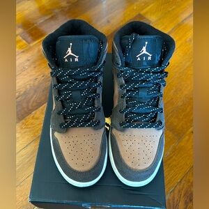 Air Jordan 1 Mid SE - Size 6 Youth